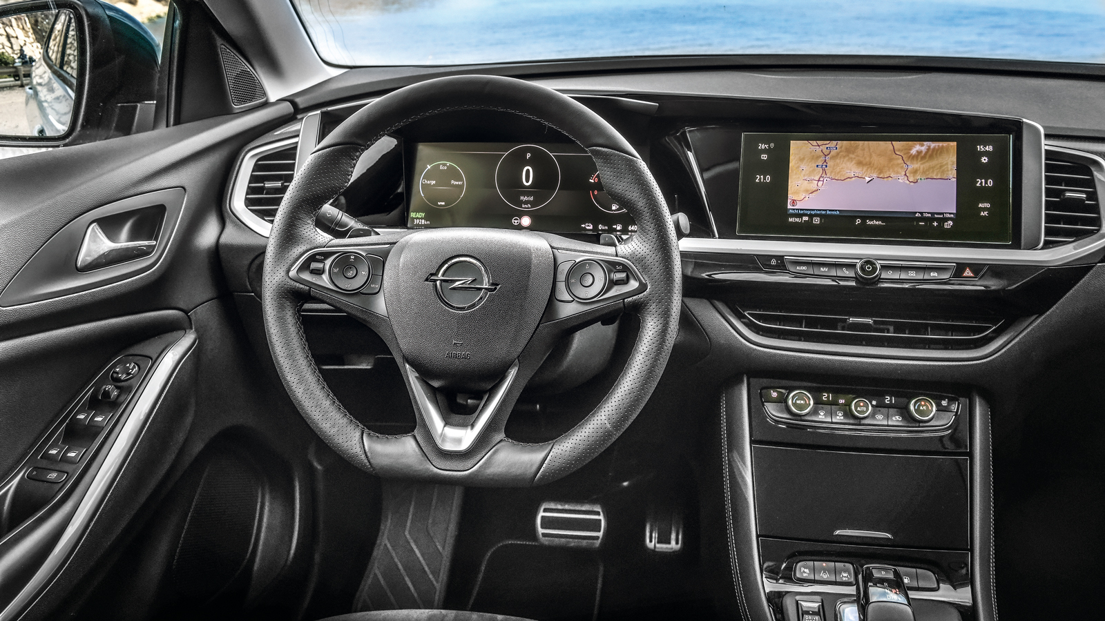 «Κλασική» σχεδίαση για το εσωτερικό του Opel, με τις μεγάλες οθόνες και τα φυσικά κουμπιά να ξεχωρίζουν